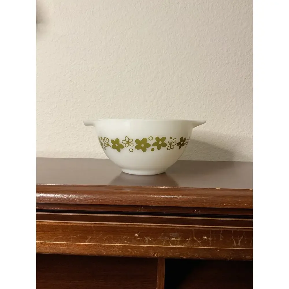 Vintage Pyrex crazy daisy spring blossom 441 1.5 pt white Cinderella mixing bowl